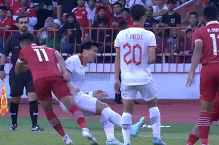 Klip video yang memperlihatkan Doan Van Hau (tengah) melancarkan kung-fu ke striker Timnas Indonesia Dendy Sulistyawan dalam semifinal leg pertama Piala AFF 2022 di Stadion Utama GBK, Jakarta, 6 Januari 2023.