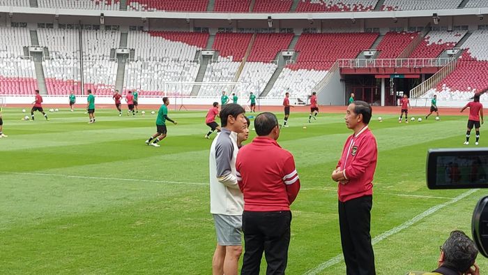 Presiden RI Joko Widodo alias Jokowi (kanan) tengah berbincang dengan pelatih timnas U-20 Indonesia, Shin Tae-yong (kiri memakai baju putih) bersama manajer timnas Sumardji di SUGBK, Senayan, Jakarta, Sabtu (1/4/2023).