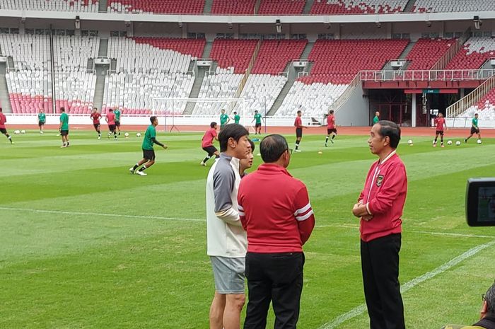 Presiden RI Joko Widodo alias Jokowi (kanan) tengah berbincang dengan pelatih timnas U-20 Indonesia, Shin Tae-yong (kiri memakai baju putih) bersama manajer timnas Sumardji di SUGBK, Senayan, Jakarta, Sabtu (1/4/2023).