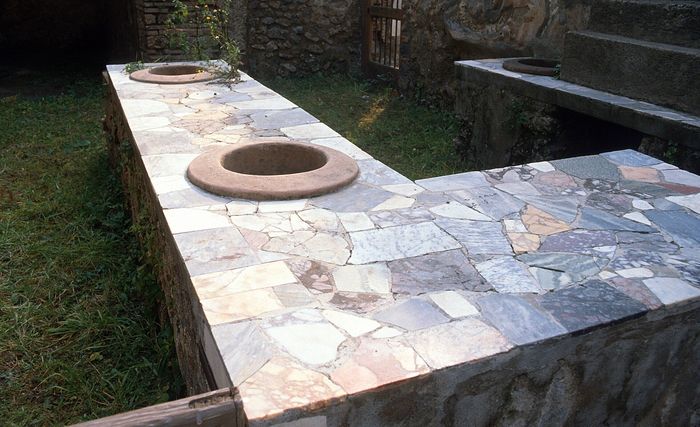 Orang Romawi kuno mengunjungi thermopolium untuk mendapatkan makanan hangat saat berada di luar rumah. Thermopolium setara dengan restoran cepat saji ala Romawi.