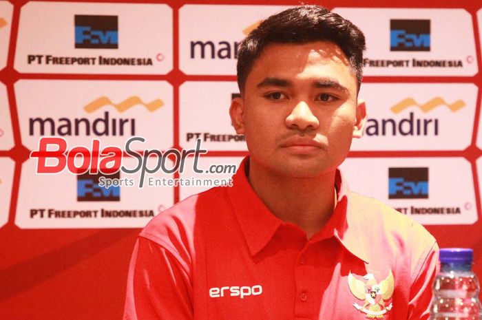 Pemain Timnas Indonesia Asnawi Mangkualam saat Menghadiri Press Conference jelang lawan Tanzania di Hotel Sultan, Jakarta Pusat, Sabtu (1/6/2024).