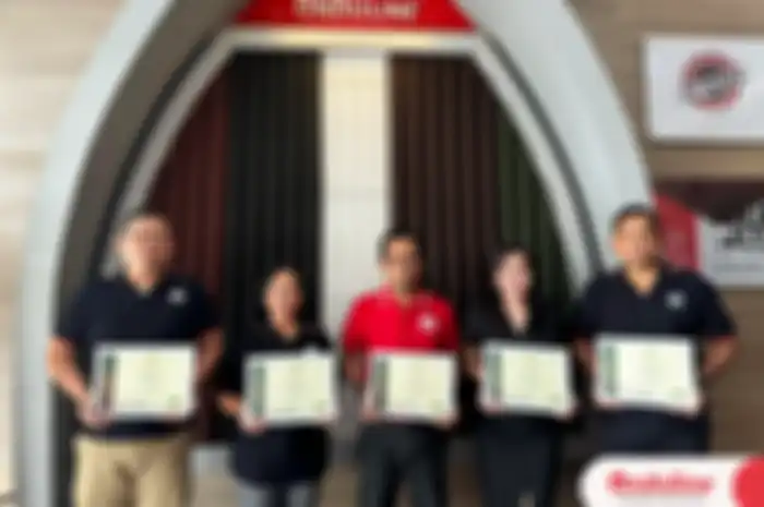 Direktur PT Onduline Indonesia, Esther Pane (dua dari kiri) didampingi jajaran management PT. Onduline Indonesia, berswa foto di galeri House of Onduline, Alam Sutera, Tangerang, Banten, usai menerima penghargaan Green label Indonesia dari Green Product Council Indonesia, pada Senin (22/4/2024).