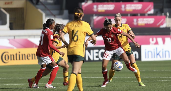 Pemain timnas Wanita Indonesia sedang berduel dengan pemain timnas Australia pada laga penyisihan grup B Piala Asia Wanita 2022 di Stadiun Mumbai Arena, Mumbai, Jumat (21/1/2022).