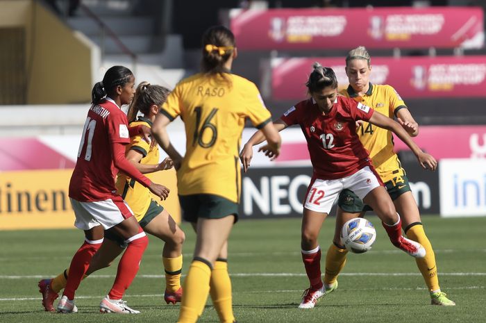 Pemain timnas Wanita Indonesia sedang berduel dengan pemain timnas Australia pada laga penyisihan grup B Piala Asia Wanita 2022 di Stadiun Mumbai Arena, Mumbai, Jumat (21/1/2022).