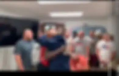 Video Haru Saat Para Pemain Sepak Bola Memasuki Ruangan Satu-persatu Setelah Mencukur Habis Rambut Mereka Hingga Botak