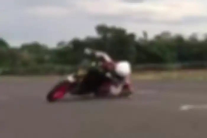 Melakukan latihan cornering sambil elbow down
