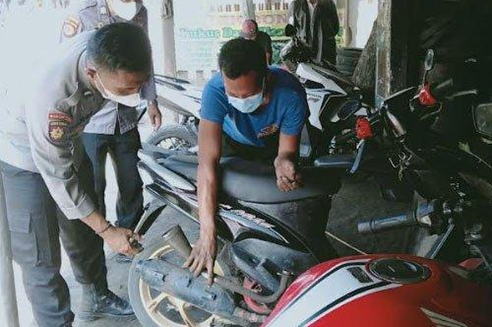 Bengkel motor di Gresik dilarang polisi untuk layani pasang knalpot brong jelang Nataru 2022.