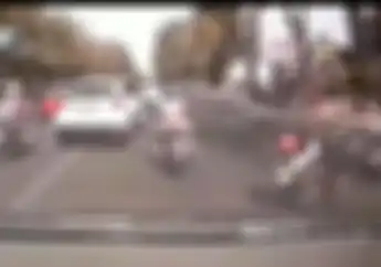 Terpeleset di Perlintasan Rel Kereta, Pemotor Emak-Emak Nyaris Terlindas Mobil