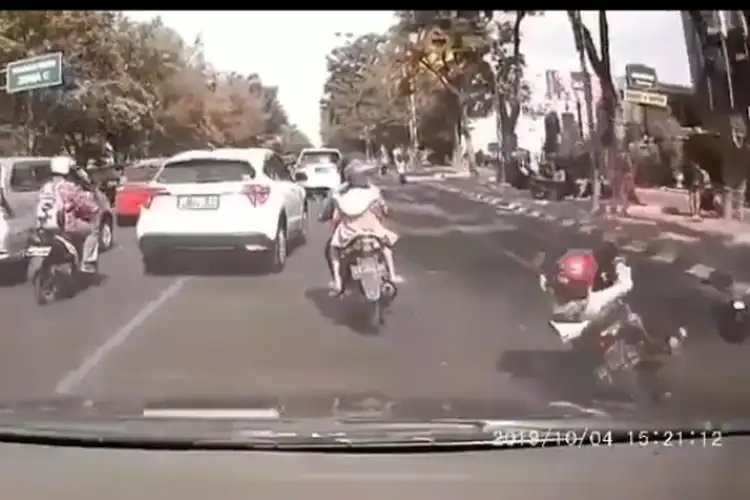 Terpeleset di Perlintasan Rel Kereta, Pemotor Emak-Emak Nyaris Terlindas Mobil