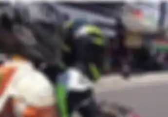 Aje Gile... Safety-nya Kebangetan, Video Dua Pengendara Motor Pakai Wearpack Tengah Hari Bolong