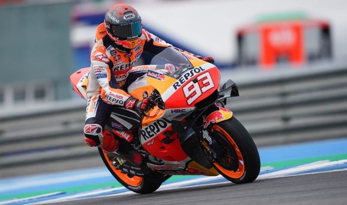 Pembalap Repsol Honda, Marc Marquez, saat menjalani tes resmi di Sirkuit Jerez, Spanyol, 3 Mei 2021.