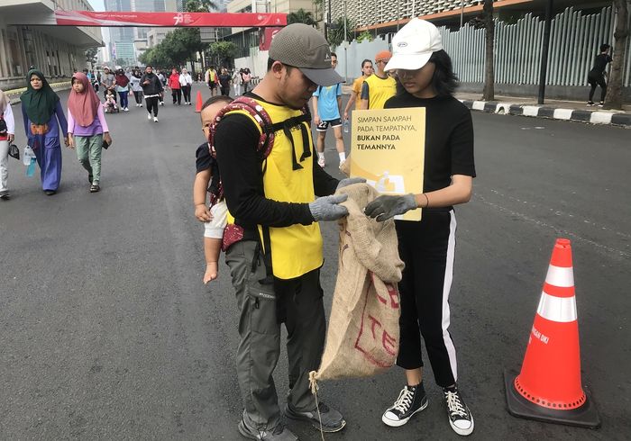 Asqi Fahma Sanim mengajak putranya yang masih bayi dalam kegiatan Circular City Clean karena ingin menanamkan kepulian lingkungan kepada anaknya sejak belia.