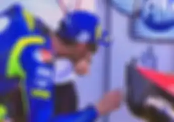 Kocak, Usilnya Valentino Rossi Usai Sesi Pemanasan, Ketok-ketok Bodi Motor Andrea Dovizioso