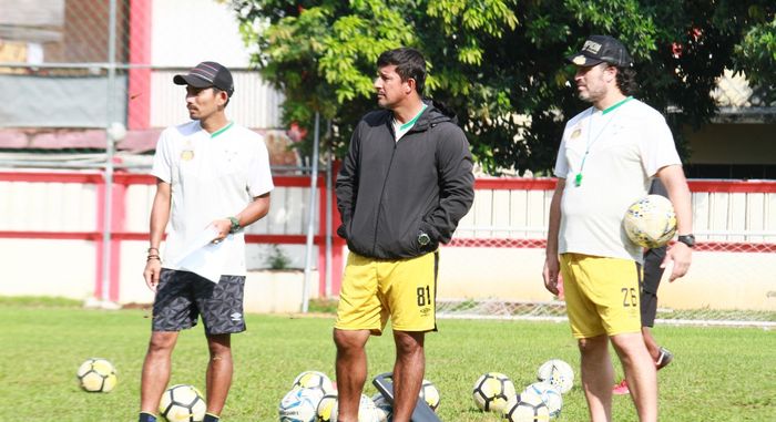 Pelatih Bhayangkara FC, Angel Alfredo Vera saat memimpin latihan timnya di Stadion PTIK, Jakarta, Selasa (5/3/2019).