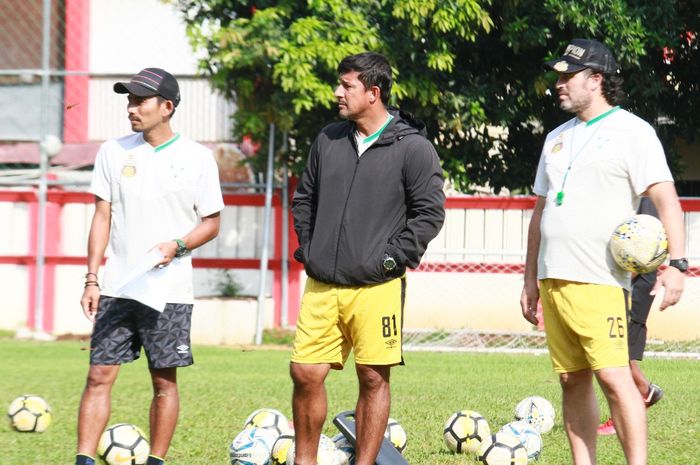 Pelatih Bhayangkara FC, Angel Alfredo Vera saat memimpin latihan timnya di Stadion PTIK, Jakarta, Selasa (5/3/2019).