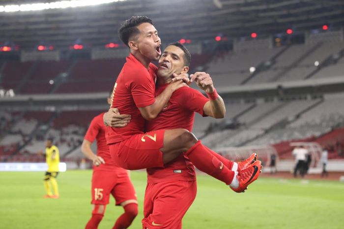 Andik Vermansah dan Alberto Goncalves merayakan gol pada laga timnas Indonesia Vs Vanuatu di Stadion Utama Gelora Bung Karno, Sabtu (15/6/2019).