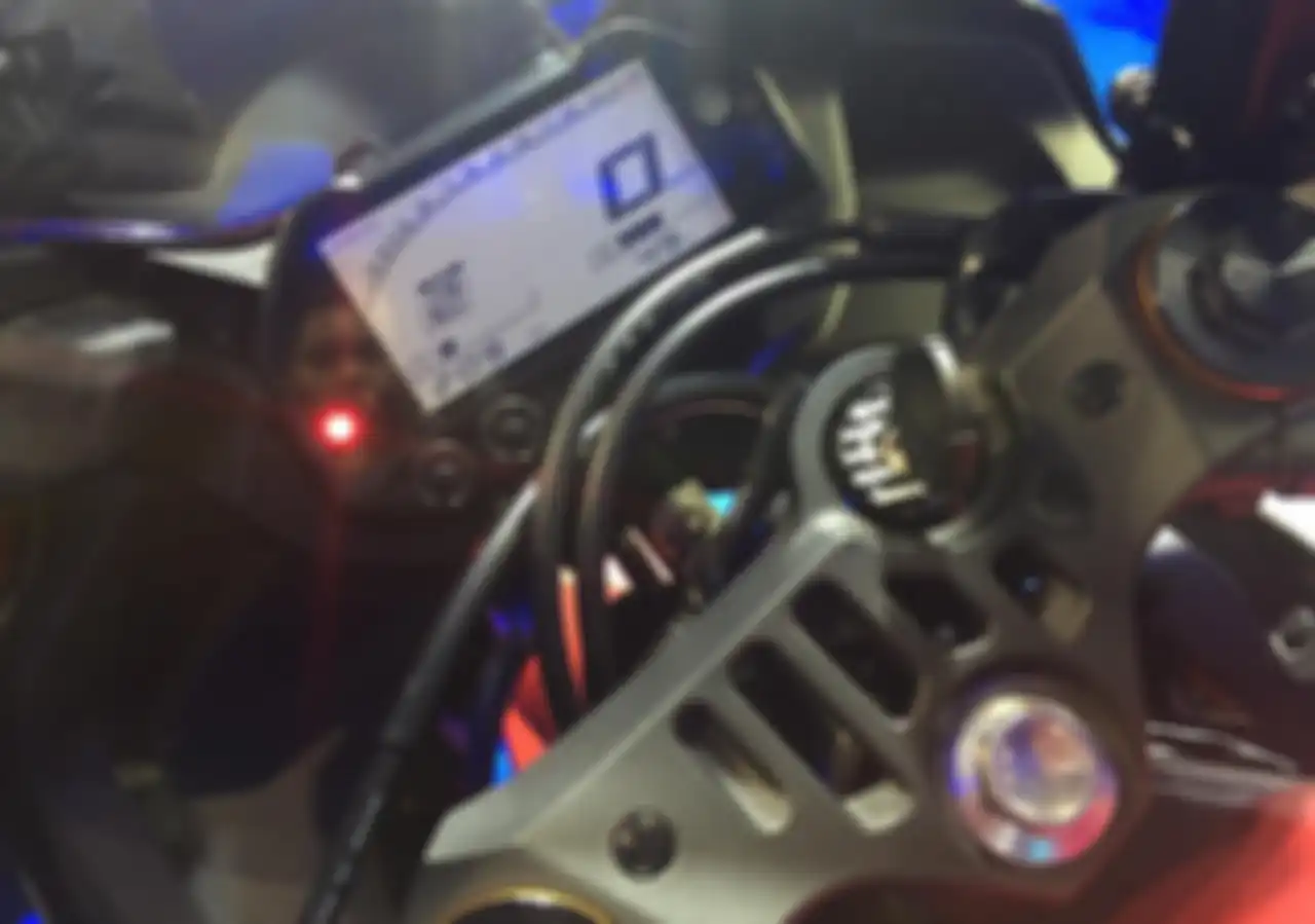 Setang dan panel instrumen Yamaha R25 2019