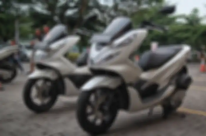 PCX Old CBU (Kiri) ketemu All New Honda PCX (Kanan)