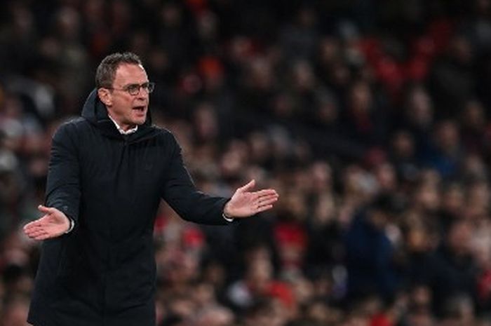 Ralf Rangnick saat memimpin Manchester United hadapi Brighton dalam laga Liga Inggris di Old Trafford, 15 Februari 2022.