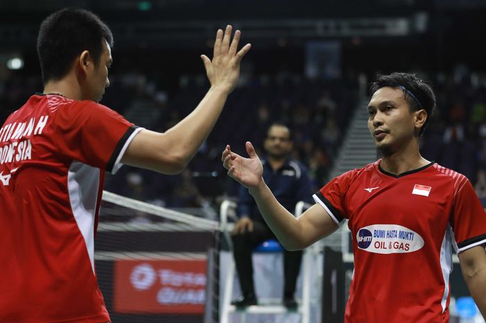 Pasangan ganda putra Indonesia, Mohammad Ahsan/Hendra Setiawan, bersiap melakukan tos seusai memenangi pertandingan atas Goh V Shem/Tan Wee Kiong (Malaysia) pada perempat final Singapore Open 2019.