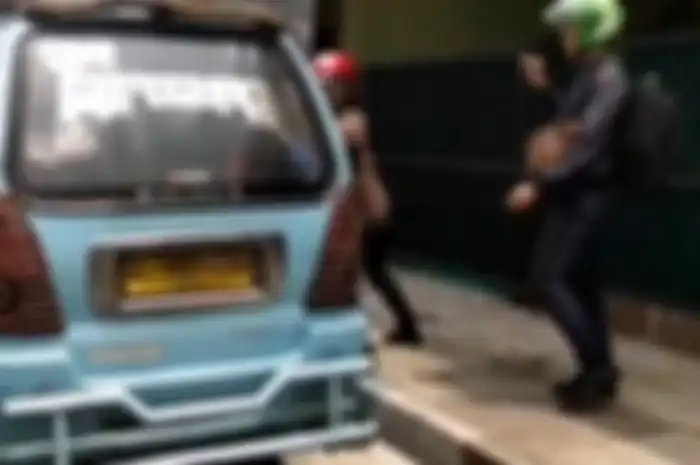Sopir angkot dipukul pemotor karena menyerempet motor.