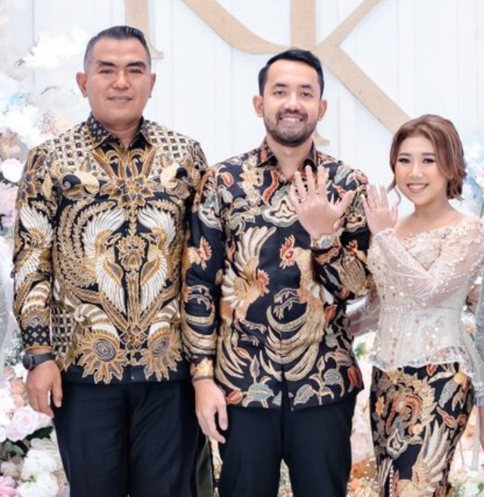 Kiky Saputri pamer foto bareng Hakim Wahyu Iman Santoso di momen lamaran dengan Muhammad Khairi