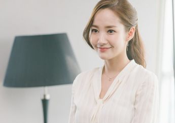 8 Mix and Match Outfit Putih ala Park Min Young Buat ke Kampus