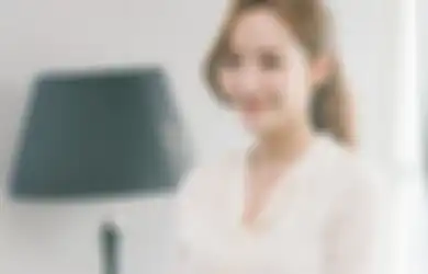 8 Mix and Match Outfit Putih ala Park Min Young Buat ke Kampus