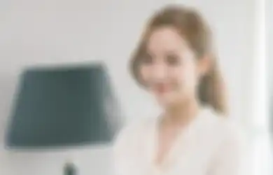 8 Mix and Match Outfit Putih ala Park Min Young Buat ke Kampus