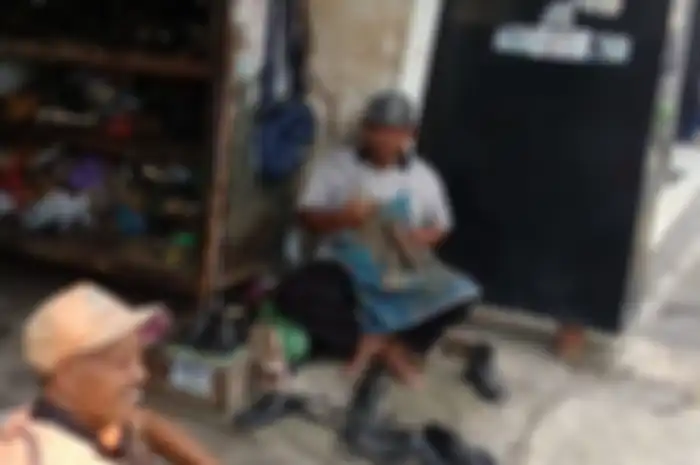 Gagal Jadi Dewan, Dwi Handoko Tetap Bekerja Sebagai Sol Sepatu di Depan Pasar Argosari, Wonosari, Gunungkidul, Senin (28/4/2019)
