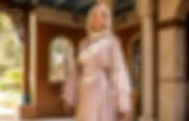 5 Tips Pakai Baju Lebaran Shimmer 2024 Biar Enggak Kelihatan Norak
