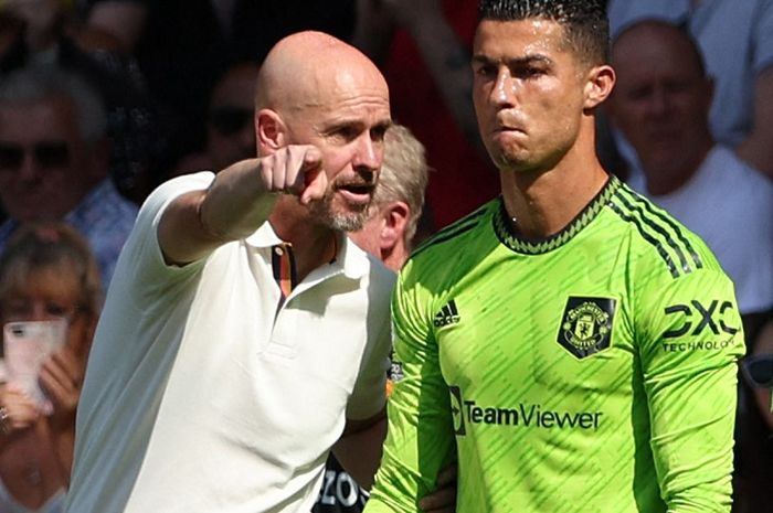 Erik ten Hag berbicara kepada Cristiano Ronaldo dalam laga Liga Inggris antara Southampton vs Manchester United di St Mary's (27/8/2022).