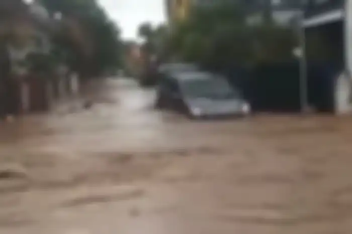 Jember Dilanda Banjir, Sepasang Suami Istri Pengendara Motor Tewas Setelah Hanyut Terseret Arus