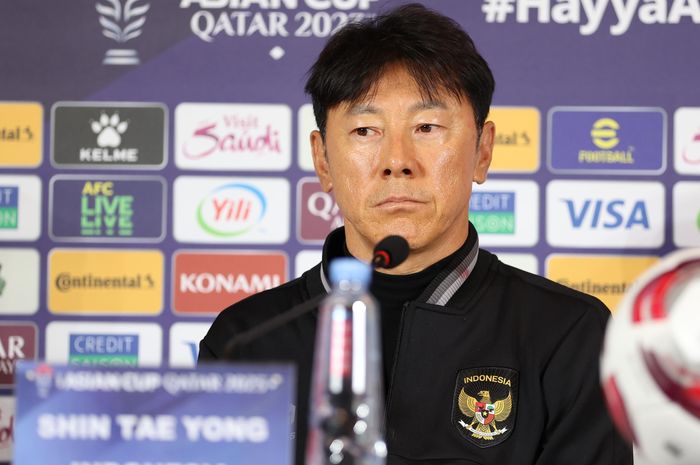 Pelatiih timnas Indonesia Shin Tae-yong saat memberi pernyataan kepada awak media jelang menghadapi Australia di babak 16 Besar Piala Asia 2023.