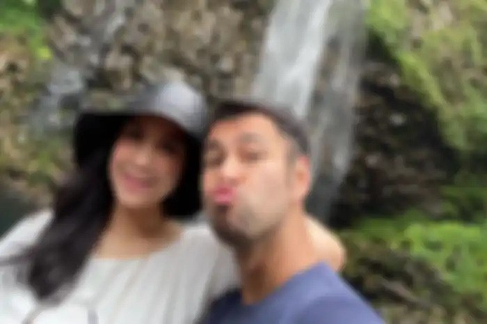 Keseruan Nagita Slavina dan Raffi Ahmad saat menikmati liburan di Bukittinggi.
