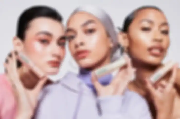 Ilustrasi tips wajah glowing di hari lebaran (Luxcrime Seamess Highlighter Stick)