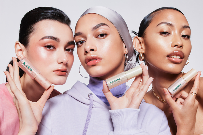 Ilustrasi tips wajah glowing di hari lebaran (Luxcrime Seamess Highlighter Stick)