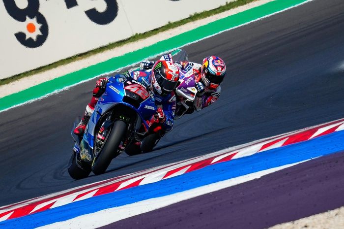 Pembalap Suzuki Ecstar, Alex Rins bersaing dengan Jorge Martin (Pramac Racing) pada MotoGP San Marino 2022, Minggu (4/9/2022)