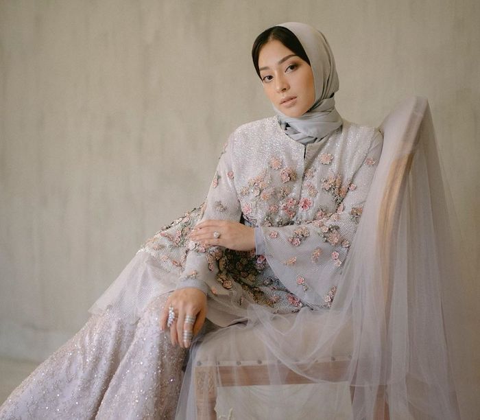 Penampilan anggun dan menawan Nikita Willy saat pemotretan 