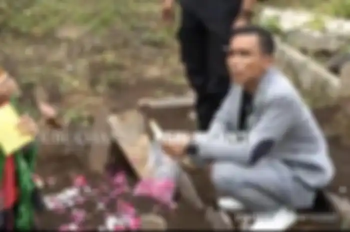 Ini foto tampang Rara Indigo yang melakukan silaturahmi dengan arwah kedua korban di lokasi makam Tuti Suhartini dan Amalia Mustika Ratu.