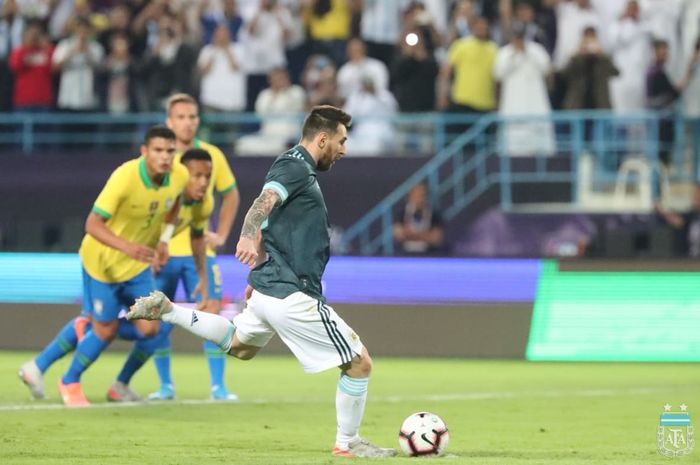 Megabintang timnas Argentina, Lionel Messi, mencetak gol dalam laga persahabatan melawan timnas Brasil di Stadion King Saud University, Jumat (15/11/2019).