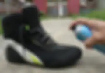 Video Cara Gampang Bikin Sepatu Anti Air, Biar Enggak Basah Saat Hujan