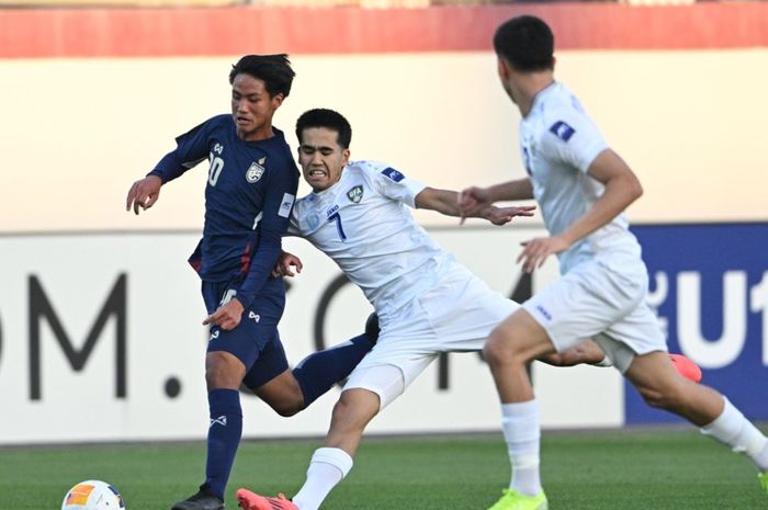Suasana duel Uzbekistan vs Thailand di laga pperdana Piala Asia U-17 2025 di Okaz Stadium, Kamis (3/4/2025) malam WIB