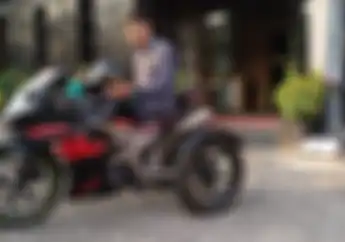 Bikin Haru, Akibat Gak Bisa Jalan, Riding Keliling Jakarta Pakai Suzuki GSX-R150 Roda 3