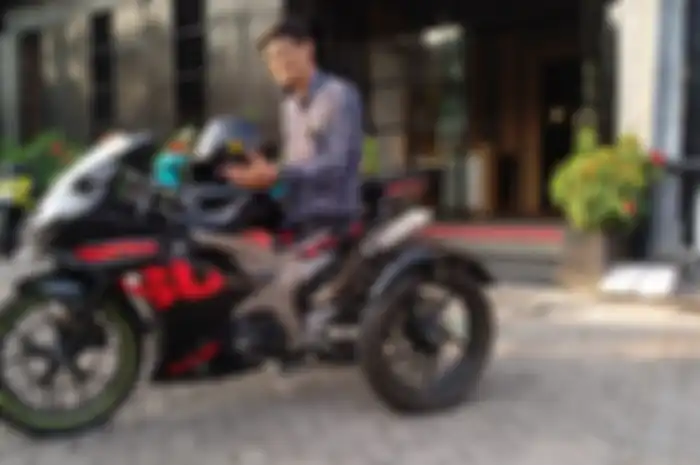 Pangestu Sabar Budiman, biker Suzuki GSX R150, melakukan modifikasi pada motornya dengan menambahkan roda ke-3 pada motornya.