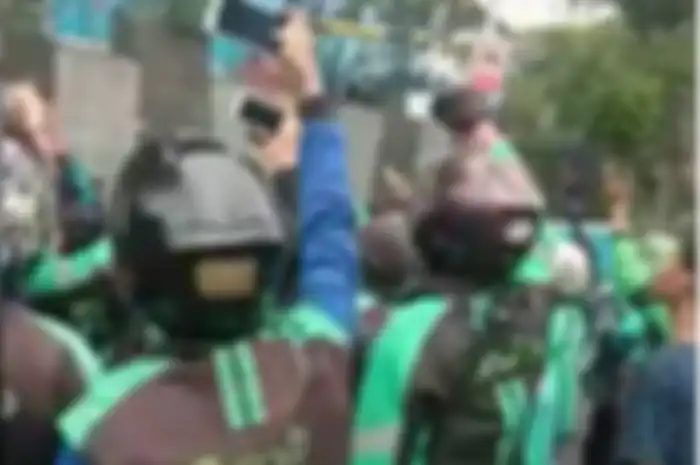 Puluhan pengojek online geruduk kawasan Kota Kasablanka terkait keributan antara pengojek online dengan satpam.