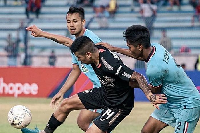 Gelandang PSIS Semarang, Jonathan Cantillana, mendapatkan pengawalan dari pemain Persela Lamongan pada laga pekan ke-23 Liga 1 2019.