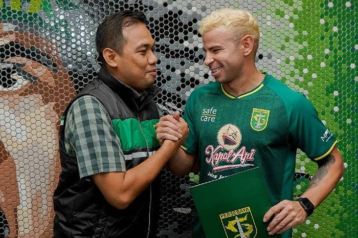 Manajer Persebaya Surabaya, Candra Wahyudi, berjabat tangan dengan penyerang asal Brasil, Diogo Campos, seusai penandatangan kontrak pada pertengahan musim Liga 1 2019.