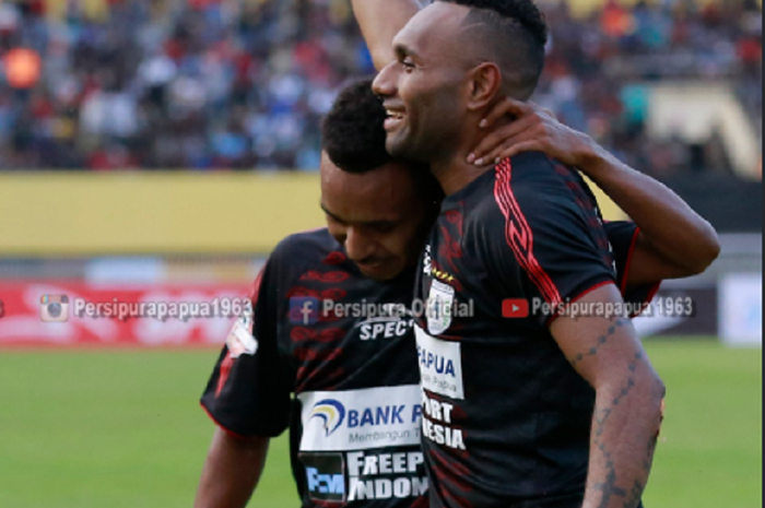 Titus Bonai (kanan) ketika masih berseragam Persipura Jayapura.