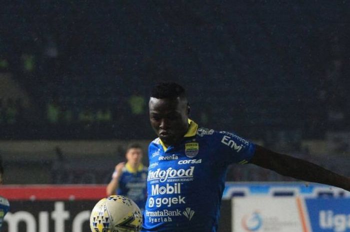 Striker Persib Bandung, Ezechiel N'Douassel (kiri), dijaga ketat pemain Perseru Badak Lampung, Saepulloh Maulana, dalam laga pekan ke-33 di Stadion Si Jalak Harupat, Bandung, Senin (16/12/2019).